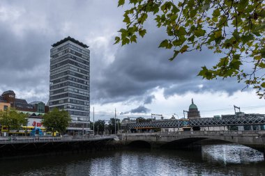 Dublin nehir kıyısında.