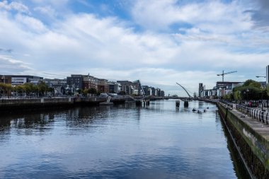 Dublin nehir kıyısında.