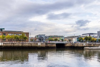 Dublin nehir kıyısında.