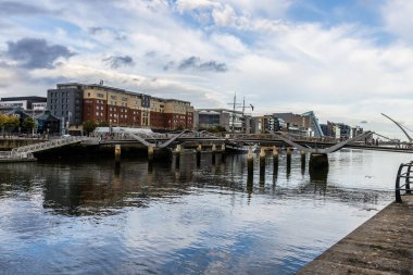 Dublin nehir kıyısında.