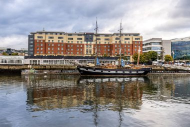 Dublin nehir kıyısında.