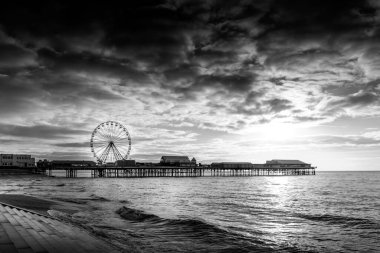 Blackpool Dönme dolabı Gün batımında iskelede
