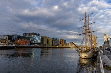 Dublin nehir kıyısında.