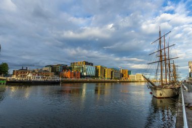 Dublin nehir kıyısında.