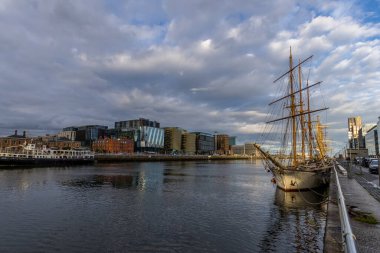 Dublin nehir kıyısında.