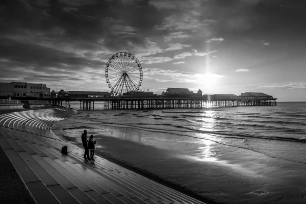 Blackpool Ruota Panoramica Con Persone Sui Gradini — Foto Stock