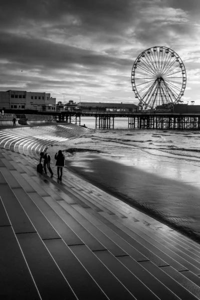 Blackpool Ferris Wheel Τους Ανθρώπους Στα Σκαλιά — Φωτογραφία Αρχείου