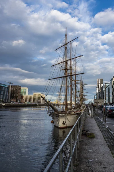 Dublin nehir kıyısında.