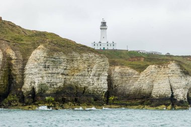 Uçurumun tepesindeki Flamborough deniz feneri