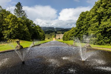 Bakewell, Derbyshire Dales, UK- 15 Temmuz 2023:: Chatsworth Evi 'ndeki Cascade Fountain / şelalesi