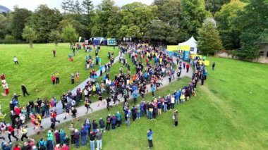 Keswick, Cumbria UK- 27 Eylül 2024: 13 vadi ultra yarışının insansız hava aracı görüntüsü, 13 vadi Lake District Ulusal Parkı 'nın 13 eşsiz vadisini kutluyor.