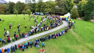 Keswick, Cumbria UK- 27 Eylül 2024: 13 vadi ultra yarışının insansız hava aracı görüntüsü, 13 vadi Lake District Ulusal Parkı 'nın 13 eşsiz vadisini kutluyor.