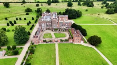 Burton Constable, Hull, Birleşik Krallık 27 Temmuz 2024: Burton Constable Hall, Hull hava görüntüsü. Burton Constable Hall, Elizabeth dönemine ait büyük bir kır evi. Binayı listeledim. 4K Drone Videosu.