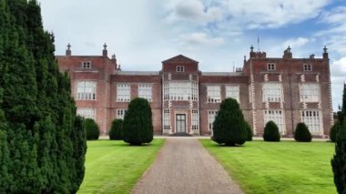 Burton Constable, Hull, Birleşik Krallık 27 Temmuz 2024: Burton Constable Hall, Hull hava görüntüsü. Burton Constable Hall, Elizabeth dönemine ait büyük bir kır evi. Binayı listeledim. 4K Drone Videosu.