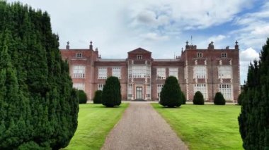 Burton Constable, Hull, Birleşik Krallık 27 Temmuz 2024: Burton Constable Hall, Hull hava görüntüsü. Burton Constable Hall, Elizabeth dönemine ait büyük bir kır evi. Binayı listeledim. 4K Drone Videosu.