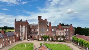 Burton Constable, Hull, Birleşik Krallık 27 Temmuz 2024: Burton Constable Hall, Hull hava görüntüsü. Burton Constable Hall, Elizabeth dönemine ait büyük bir kır evi. Binayı listeledim. 4K Drone Videosu.