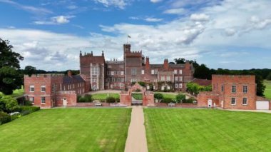 Burton Constable, Hull, Birleşik Krallık 27 Temmuz 2024: Burton Constable Hall, Hull hava görüntüsü. Burton Constable Hall, Elizabeth dönemine ait büyük bir kır evi. Binayı listeledim. 4K Drone Videosu.