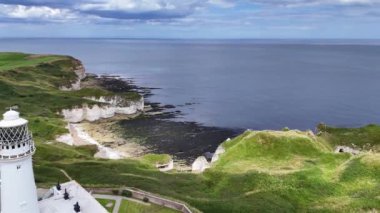 Flamborough baş deniz feneri insansız hava aracı görüntüsü 4K