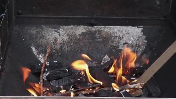 Preparação Carvão Para Churrasco Brasas Estão Arder Grelha — Vídeo de Stock