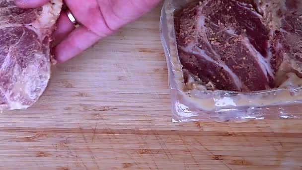 Carne Churrasco Uma Placa Corte Preparação Para Grelhar Bifes Perto — Vídeo de Stock