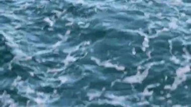 Köpüklü deniz dalgaları hareket halindeyken yakalandı. Soyut mavi dalga hareketi. Arkaplan için kaotik hareket.