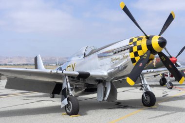 Chino Havaalanı, Kaliforniya, ABD - 3 Mayıs 2015: P-51D Mustang 'Kimberly Kaye' plakalı N451TB park halinde.