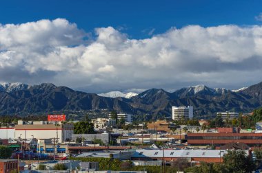 Pasadena, California, ABD - 1 Mart 2023: Kuzeydoğuya bakan Pasadena şehri, rüzgarlı bir günde.