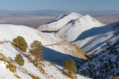 Sierra Nevada sıradağlarında kar tepeli dağlar, doğuya bakıyor, Inyo County, Güney Kaliforniya.