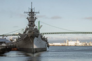 Los Angeles Limanı, Kaliforniya, ABD - 12 Mart 2023: USS Iowa 'nın yanaştığı gösterilen klasik savaş gemisi. Vincent Thomas Köprüsü arka planda..