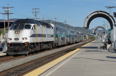 Burbank, California, ABD - 4 Nisan 2023: Metrolink treni Burbank Havaalanı Güney, Ventura County Hattı, Metrolink İstasyonu 'nda düzenli bir durakta gösterildi.