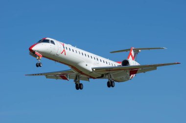 Burbank, California, ABD - 4 Nisan 2023: JSX Embraer ERJ-145LR plakalı N246JX Hollywood Burbank Havalimanı 'na iniş için yaklaştığını gösteriyor.