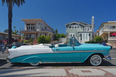 San Pedro, California, ABD - 19 Haziran 2023: 1956 Turkuaz ve Beyaz Chevy Bel Air park halinde.