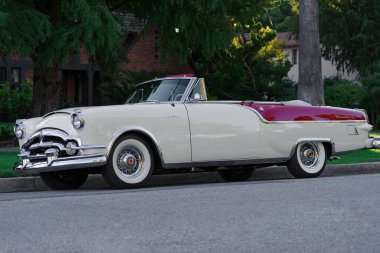 Klasik bir Packard Karayip üstü açık arabası yerleşim bölgesinde park halinde. San Marino, Kaliforniya, ABD 27 Ağustos 2023.