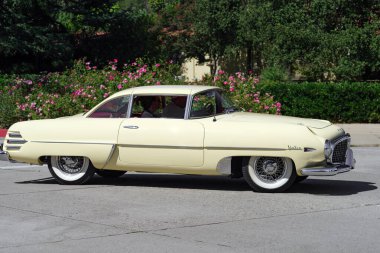 1950 'lerin Hudson Italia' sı bir yerleşim bölgesinde araba sürdüğünü gösterdi. 26 Ağustos 2023 'te San Marino, Kaliforniya' da gösterildi..