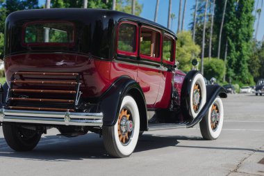 Packard otomobili, ahşap tekerli, konut alanında sürüşü gösteriliyor. 27 Ağustos 2023 'te San Marino, Kaliforniya, ABD' de gösterildi..