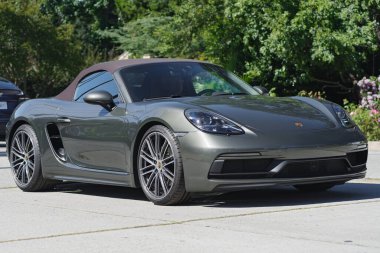  Üstü açık Porsche Boxter güneşli bir öğleden sonra konut bölgesinde araba sürerken görüldü. 27 Ağustos 2023 'te San Marino, Kaliforniya, ABD' de gösterildi..