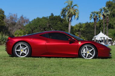 Ferrari 458 Italia güneşli bir öğleden sonra Lacey Park 'ta çimlerin üzerinde görüldü. 27 Ağustos 2023 'te San Marino, Kaliforniya, ABD' de gösterildi..