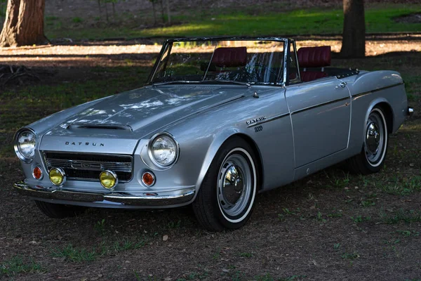 Datsun 2000 Roadster, antika araba, Lacey Park 'ta park edilmiş. 26 Ağustos 2023 'te San Marino, Kaliforniya' da gösterildi..