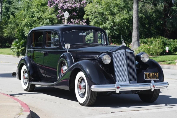 1930년대 팩커드 자동차는 화창한 오후에 지역에서 운전을 보여주었다 2023년 27일 — 스톡 사진