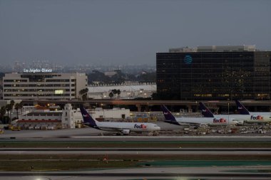  Los Angeles Uluslararası Havaalanı, LAX, güneye bakıyor. Hangar No. 1, 1929 'da inşa edildi, solda gösteriliyor. 8 Eylül 2023 'te gösterildi..