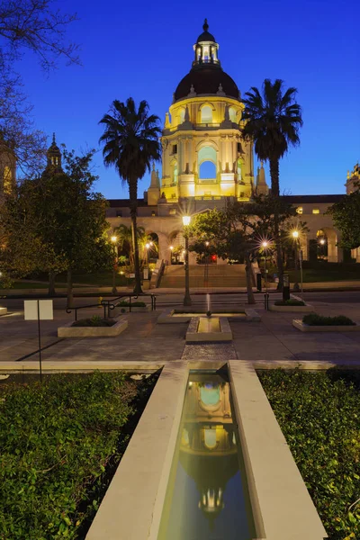 青い時間にプラザ フエンテスから示されたパサデナ シティ ホール パサデナ市は 米国カリフォルニア州ロサンゼルス郡にあります ストックフォト