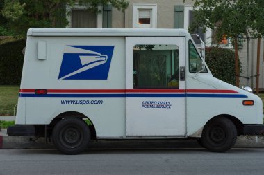 ABD Posta Servisi, USPS, minibüs 30 Ocak 2023 'te Pasadena, Kaliforniya' da bir yerleşim bölgesinde park halinde görüldü..