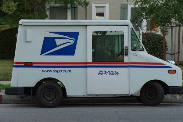 United States Postal Service Usps Van Visas Parkerad Ett Bostadsområde — Stockfoto