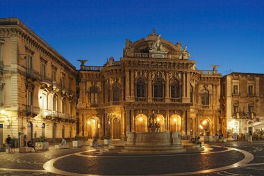 Vincenzo Bellini Tiyatrosu, Sicilya 'daki Catania şehrinde alacakaranlıkta sergileniyor..