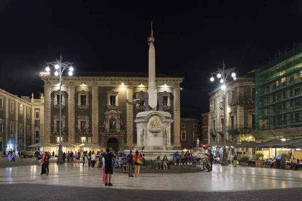 カタニア イタリア 2023年10月9日 シチリアのカタニアの都市で夜に示された聖職者のエレファントと宮殿の噴水 ストック写真