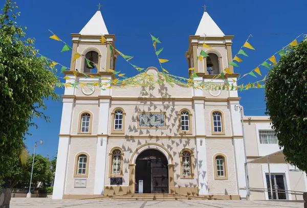 ミッション サンノゼデルカボ バハカリフォルニアスール メキシコ 緑と黄色の三角旗の弦で飾られた建物 ロイヤリティフリーのストック画像