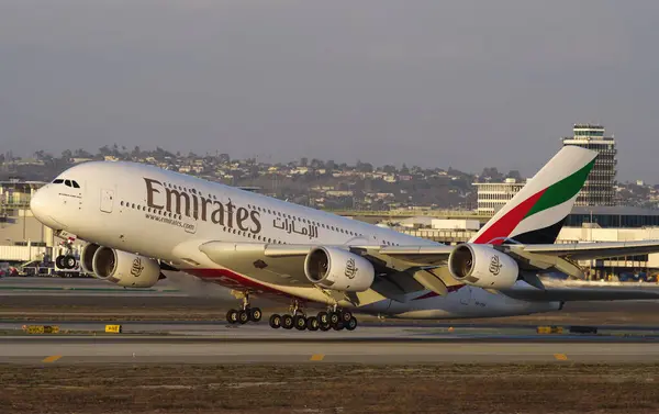 エミレーツ航空エアバスA380は ロサンゼルス国際空港 カリフォルニア州 カリフォルニア州ロサンゼルスで11月24日に離陸したことを示した ストックフォト