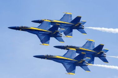Blue Angeles Boeing F / A-18 Hornets, 23 Mart 2025 'te Sacramento, Kaliforniya' da uçtuğunu gösteriyor..