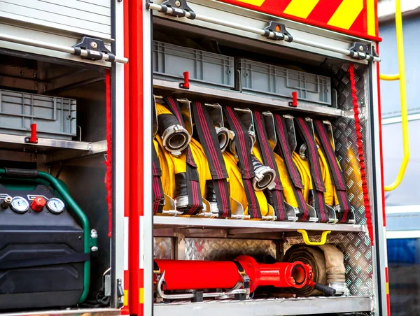 消防车上由卷起的消防软管组成的公寓 救援消防车设备 — 图库照片