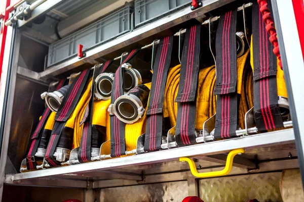 消防车上由卷起的消防软管组成的公寓 救援消防车设备 靠近点 — 图库照片